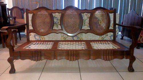 *** STUNNING & STYLISH STINKWOOD BALL & CLAW RIEMPIE/RATTAN COUCH! ***