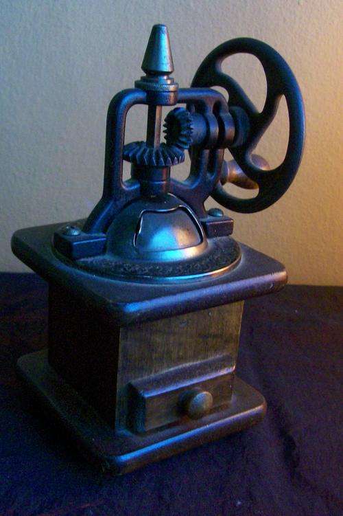 LOVELY OLD VINTAGE PEPPER GRINDER IN GOOD CONDITION