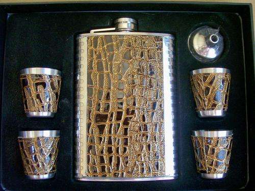 AWESOME HIP FLASK SET - NEVER USED AND THE IDEAL GIFT FOR HIM!