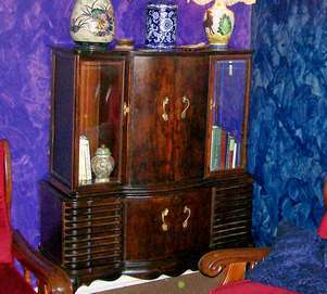 *** BEAUTIFUL BALL & CLAW IMBUIA DISPLAY/GRAMMOPHONE CABINET ***