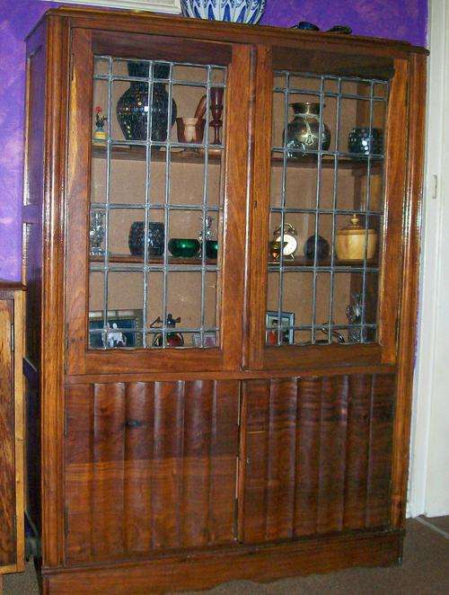 *** A BEAUTIFUL VINTAGE LEADED GLASS DISPLAY CABINET ***