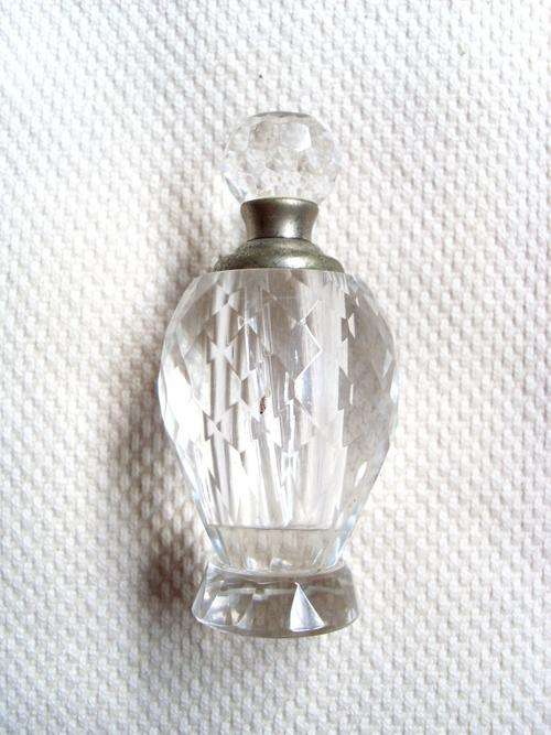 STUNNING CLEAR OVAL SHAPE PERFUME BOTTLE !!!!!!R1.00 !!!!!!!