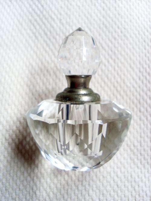 STUNNING FLAT ROUND PERFUME BOTTLE !!!!!!R1.00 !!!!!!!