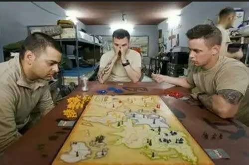 RISK: THE GAME OF GLOBAL DOMINATION/ CHRISTMAS GIFT/SOCIAL ACTIVITY GAME