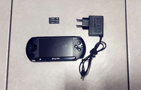 Sony psp E1004 with 4gb memory card and charger and 2 original games in brilliant condition