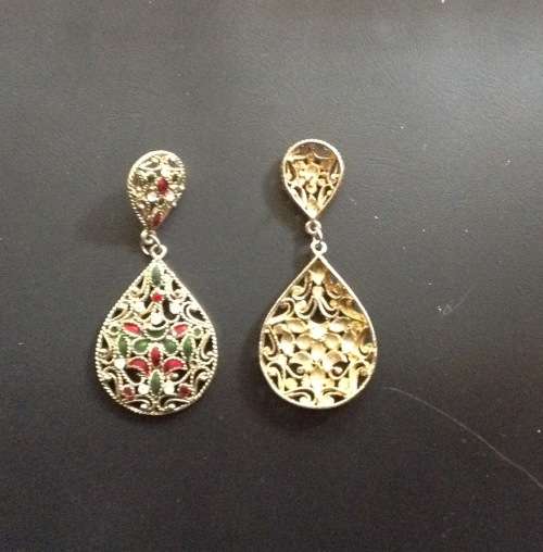 Costume jewellery set with free earrings, brooch, and 4 pairs