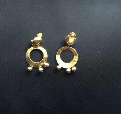 Costume jewellery set with free earrings, brooch, and 4 pairs
