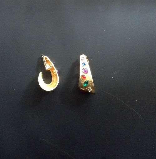Costume jewellery set with free earrings, brooch, and 4 pairs