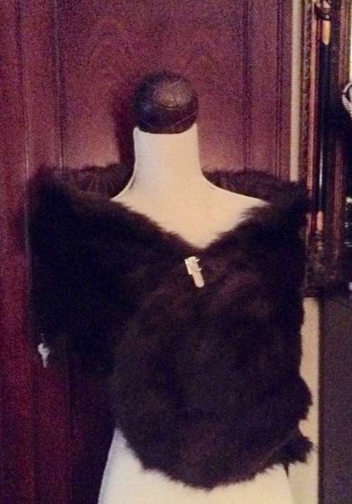 Vintage fur clip with mother of pearl type finish