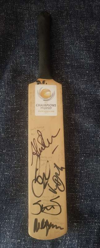 Miniature cricket Bat signed by Brett Lee, Shane Watson, Vernon Philander, Alviro Peterson, Mike Hei