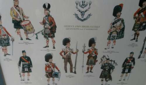 FRAMED PRINT SHOWING UNIFORMS HISTORY OF THE QUEENS OWN HIGHLANDERS, SCOTLAND ARTIST DOUG MILITARY