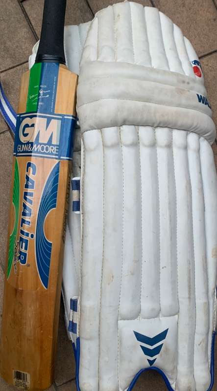 CRICKET BAT GUNN & MOORE SIGNED
