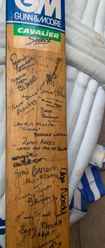 CRICKET BAT GUNN & MOORE SIGNED