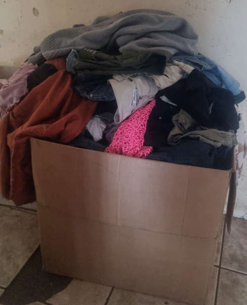 100pc Ladies preloved clothing.  perfect for reselling