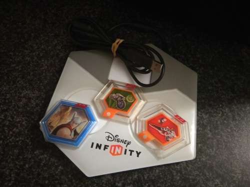 XBOX 360 DISNEY INFINITY 2.0 & 3.0 BUNDLE - INCLUDES FIGURINES, DISCS AND PLATFORM
