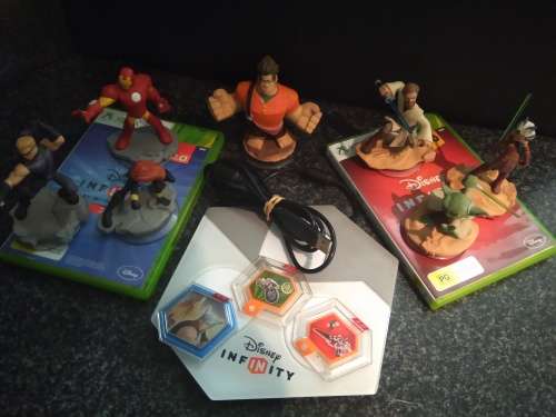 XBOX 360 DISNEY INFINITY 2.0 & 3.0 BUNDLE - INCLUDES FIGURINES, DISCS AND PLATFORM