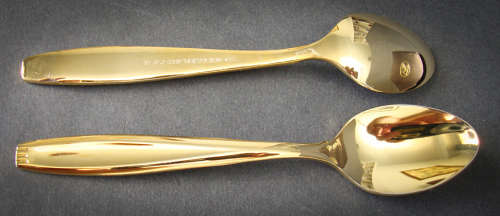 VINTAGE BOXED SET OF SIX GOLD PLATED TEA SPOONS LENGTH 13CM
