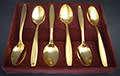 VINTAGE BOXED SET OF SIX GOLD PLATED TEA SPOONS LENGTH 13CM
