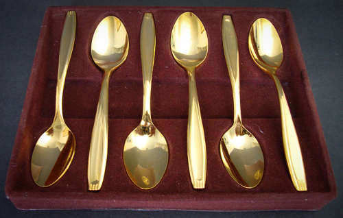VINTAGE BOXED SET OF SIX GOLD PLATED TEA SPOONS LENGTH 13CM