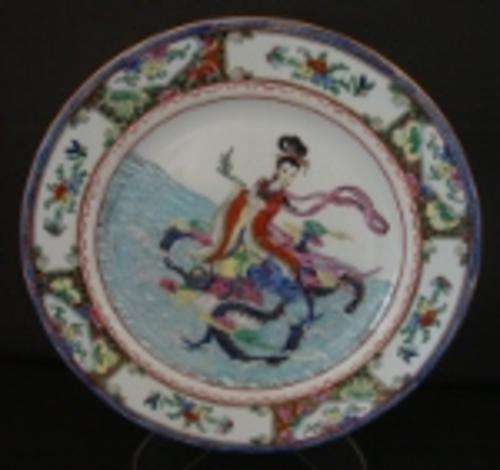 COLLECTABLE ORIENTAL HAND DECORATED WALL PLATE MADE IN CHINA 27CM - A GREAT ADDITION TO A COLLECTION