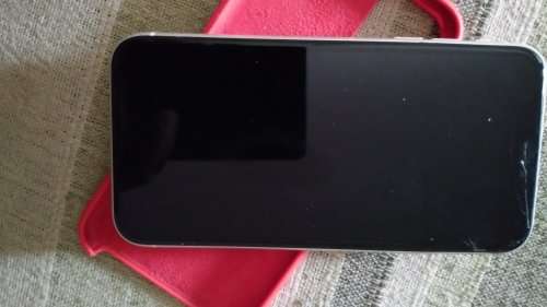 iPhone 11 - 256GB !! - screen damaged - fix 'n go (Worth R14699) a real beauty.