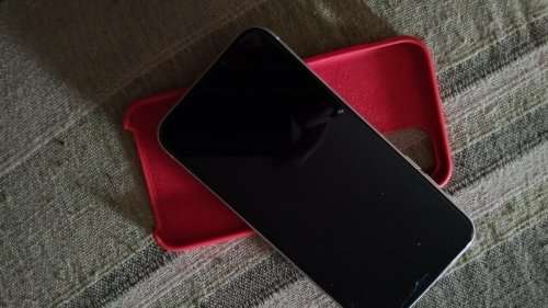 iPhone 11 - 256GB !! - screen damaged - fix 'n go (Worth R14699) a real beauty.