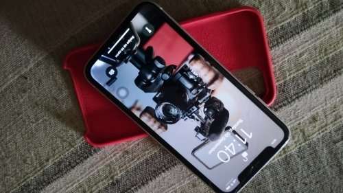 iPhone 11 - 256GB !! - screen damaged - fix 'n go (Worth R14699) a real beauty.