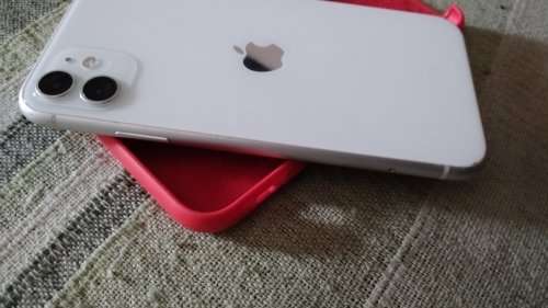 iPhone 11 - 256GB !! - screen damaged - fix 'n go (Worth R14699) a real beauty.