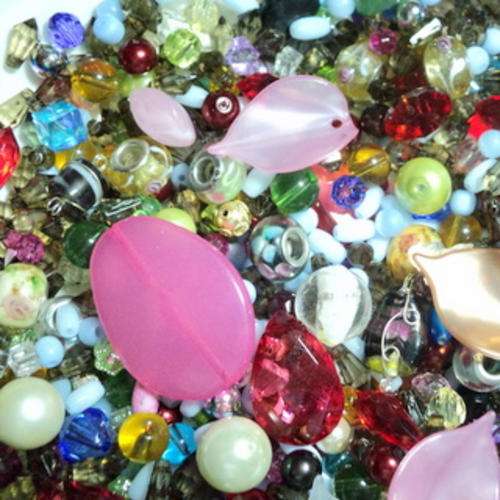 1/2 KILOGRAM OF ASSORTED BEADS