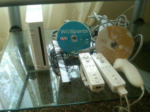 Intendo Wii  2games + 2 controllers and a nunchuck (good condition)
