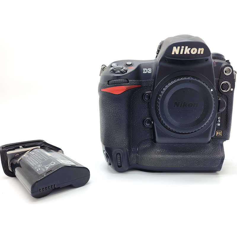 Nikon D3 Camera + Battery (Spares or Repair)