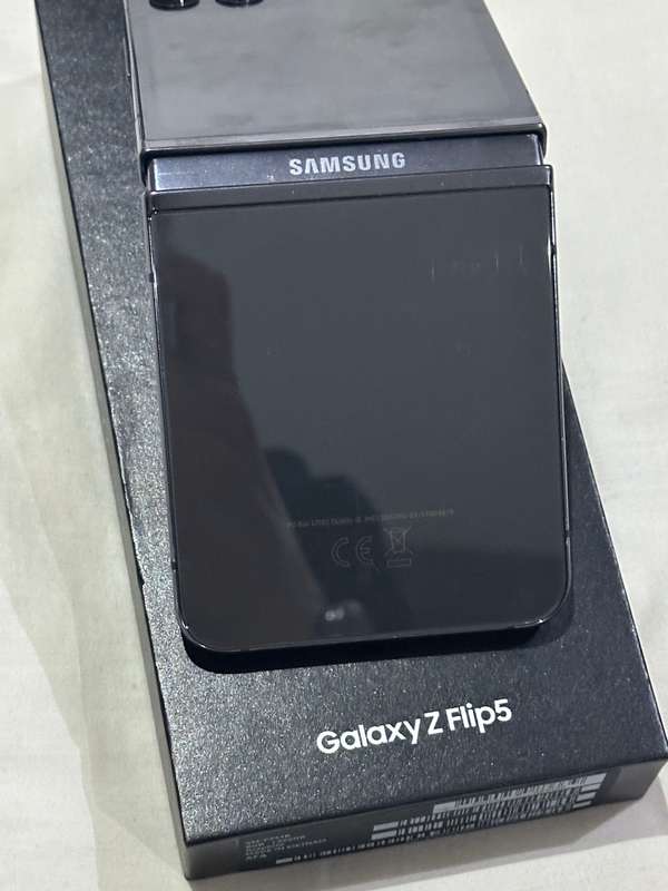 Samsung galaxy z flip 5 256 gb.