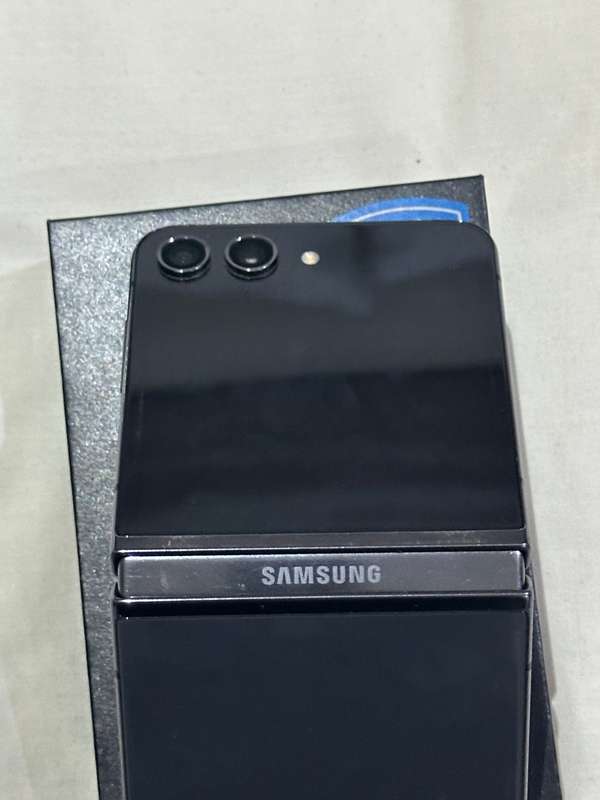 Samsung galaxy z flip 5 256 gb.