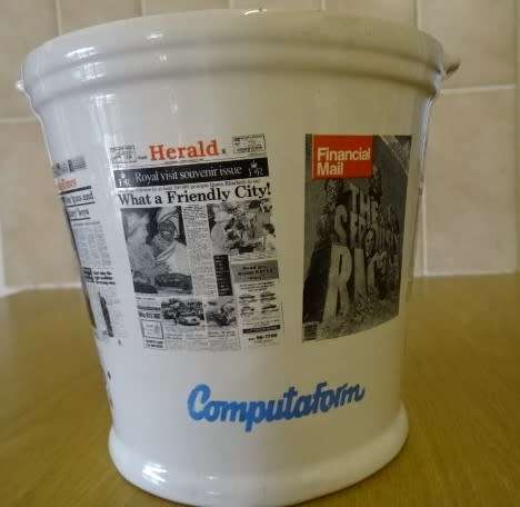 DECORATIVE CERAMIC ICE BUCKET . MEDIA  ITEM