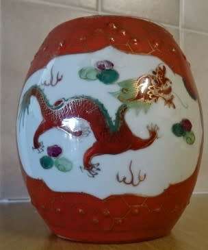 CHINESE PORCELAIN HAND PAINTED LIDDED POT