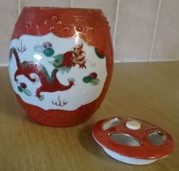 CHINESE PORCELAIN HAND PAINTED LIDDED POT