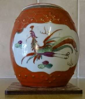 CHINESE PORCELAIN HAND PAINTED LIDDED POT