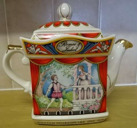 VINTAGE WILLAIM SHAKESPEARE 1564 - 1616 TEAPOT BY SADLER, STAFFORDSHIRE ENGLAND