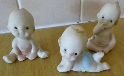 THREE CERAMIC KEWPIE ORNAMENTS  (HEIGHT 6,5 CM)