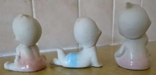 THREE CERAMIC KEWPIE ORNAMENTS  (HEIGHT 6,5 CM)