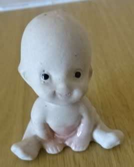 THREE CERAMIC KEWPIE ORNAMENTS  (HEIGHT 6,5 CM)
