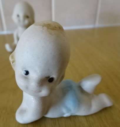 THREE CERAMIC KEWPIE ORNAMENTS  (HEIGHT 6,5 CM)