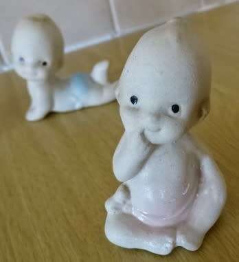 THREE CERAMIC KEWPIE ORNAMENTS  (HEIGHT 6,5 CM)