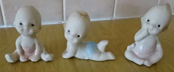 THREE CERAMIC KEWPIE ORNAMENTS  (HEIGHT 6,5 CM)