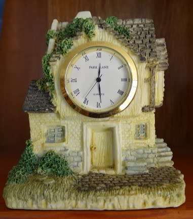 VINTAGE ORNAMENTAL ENGLISH COTTAGE WITH WORKING CLOCK TOWER (PARK LANE QUARTZ) HEIGHT 10 CM X 7 CM