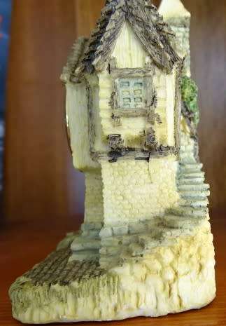 VINTAGE ORNAMENTAL ENGLISH COTTAGE WITH WORKING CLOCK TOWER (PARK LANE QUARTZ) HEIGHT 10 CM X 7 CM