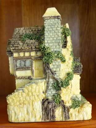VINTAGE ORNAMENTAL ENGLISH COTTAGE WITH WORKING CLOCK TOWER (PARK LANE QUARTZ) HEIGHT 10 CM X 7 CM