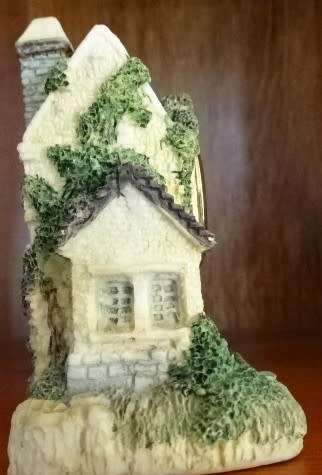 VINTAGE ORNAMENTAL ENGLISH COTTAGE WITH WORKING CLOCK TOWER (PARK LANE QUARTZ) HEIGHT 10 CM X 7 CM