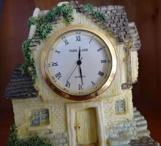 VINTAGE ORNAMENTAL ENGLISH COTTAGE WITH WORKING CLOCK TOWER (PARK LANE QUARTZ) HEIGHT 10 CM X 7 CM