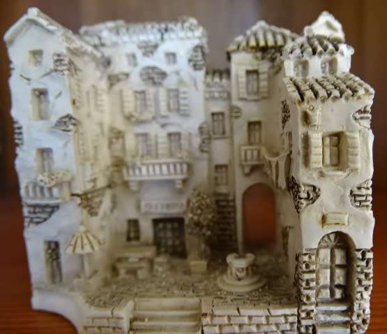 VINTAGE OSTERIA ITALIAN RESTAURANT ORNAMENT (MARKED) HEIGHT 5,5 CM